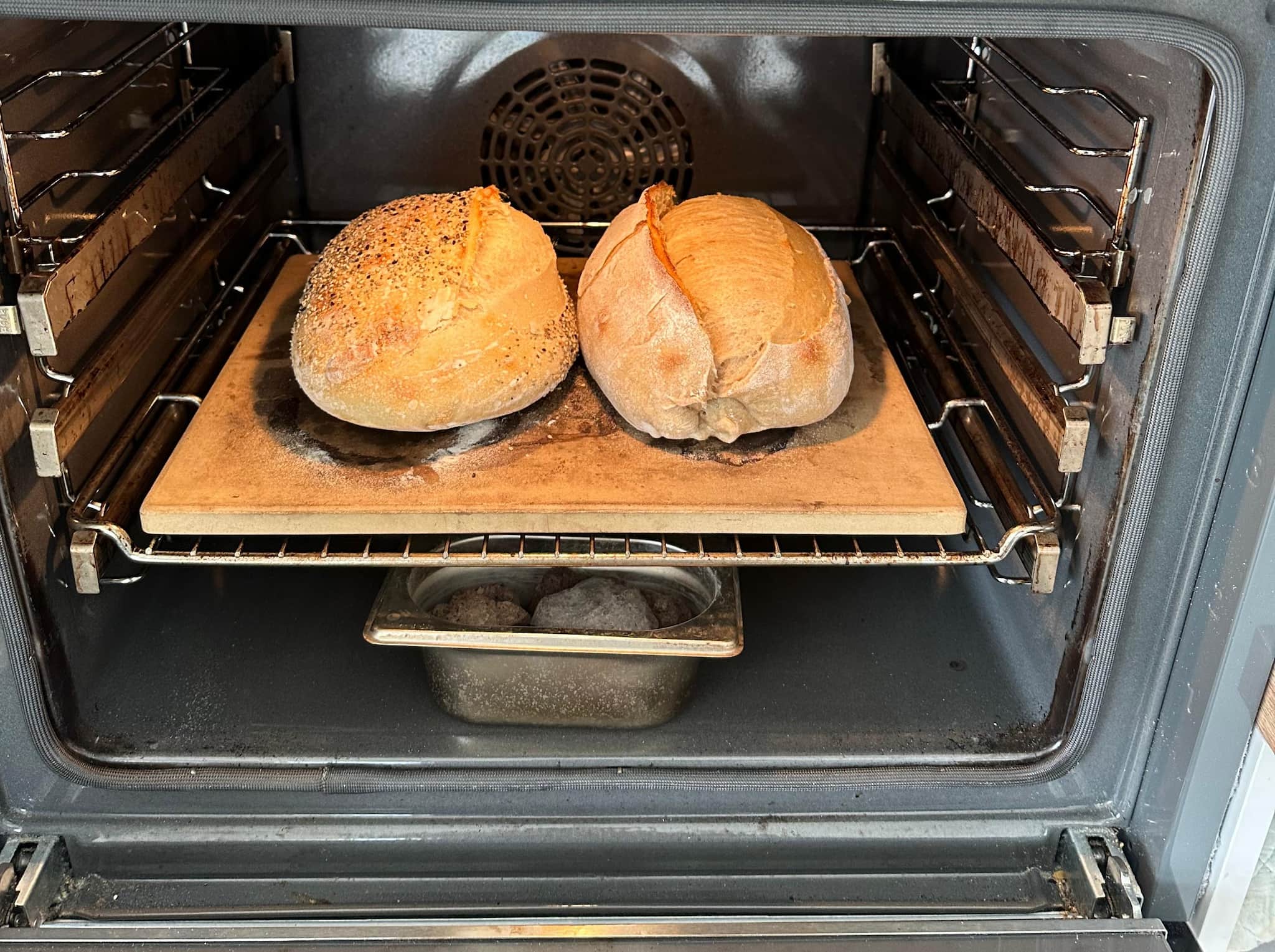 Teig auf dem Stein mit Dampfquelle